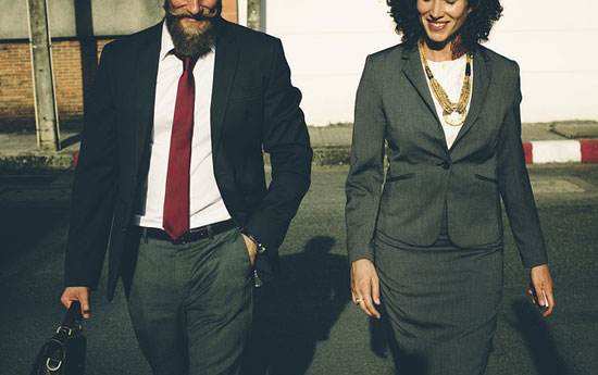 homme-femme Homme et femme allant au travail